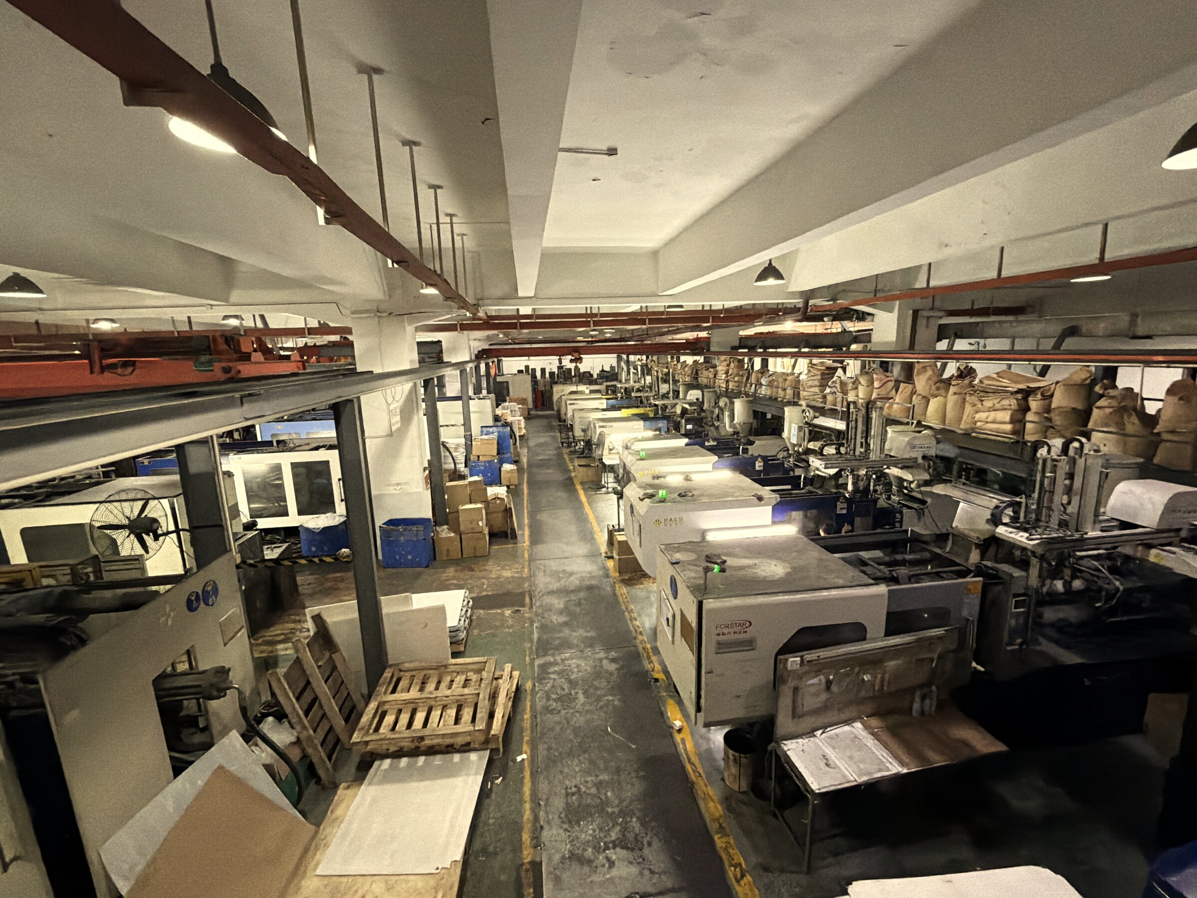 Injection-moulding bay